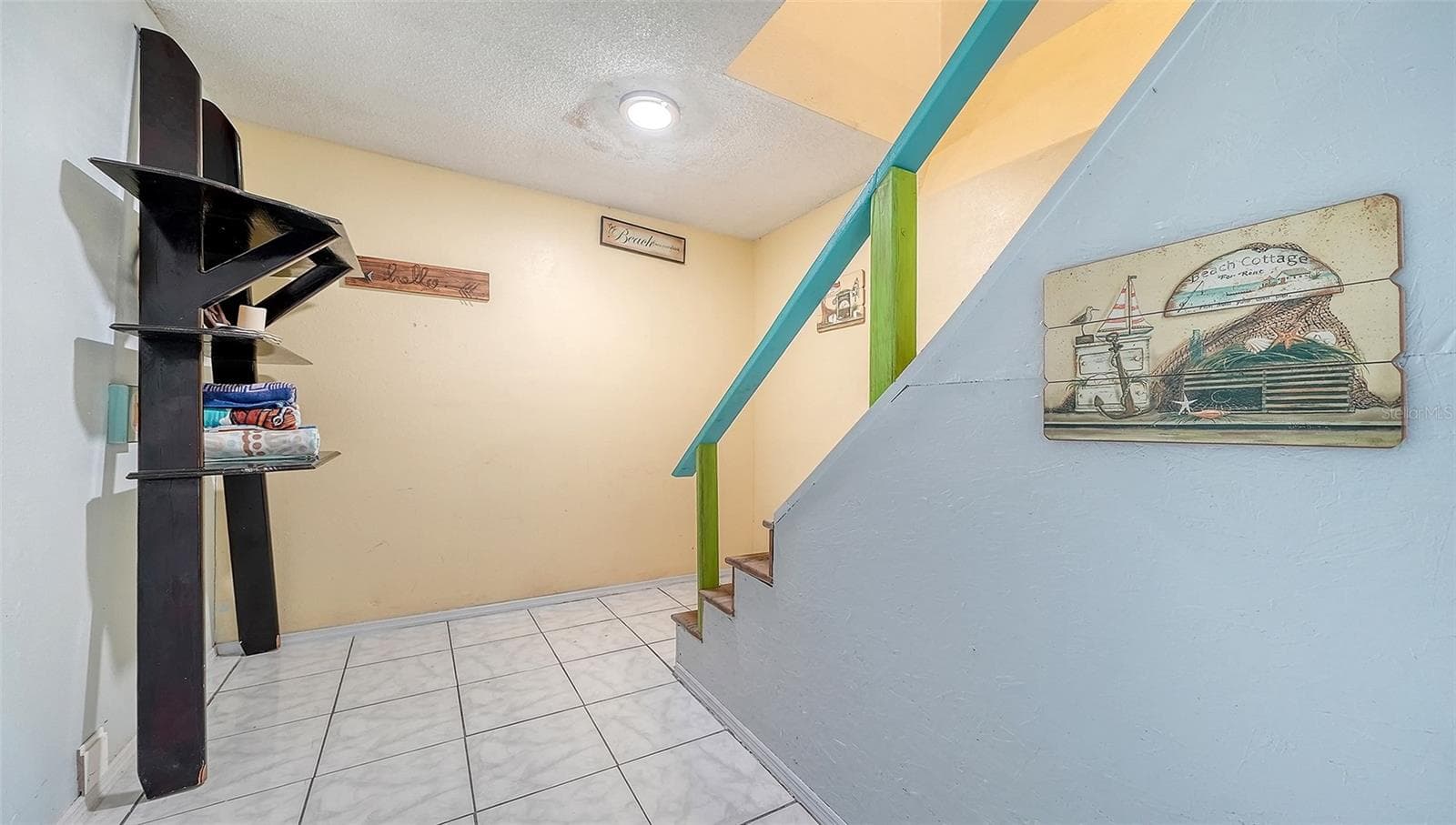 Unit B, entry hallway. - 2514 AVENUE B, BRADENTON BEACH