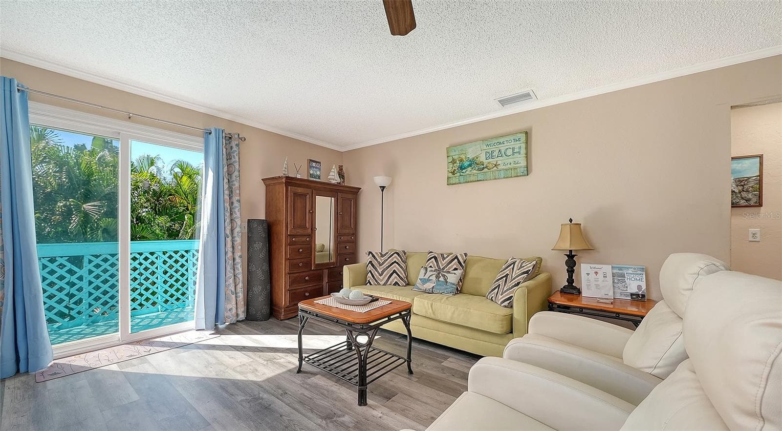 Unit B, Living Room. - 2514 AVENUE B, BRADENTON BEACH