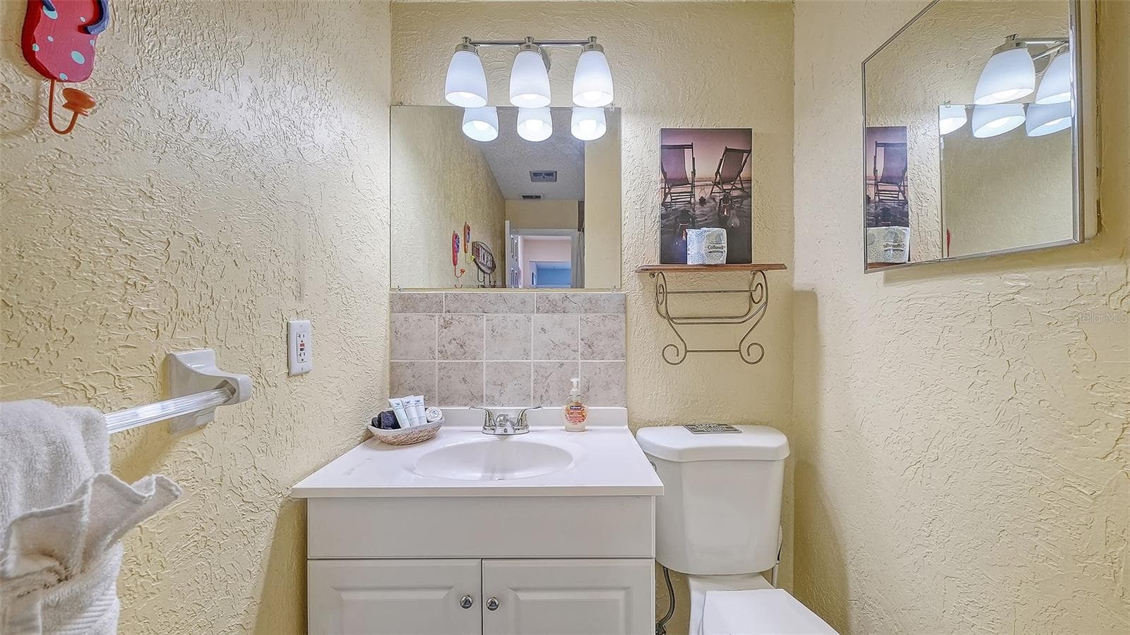 Unit B, Primary Bathroom. - 2514 AVENUE B, BRADENTON BEACH