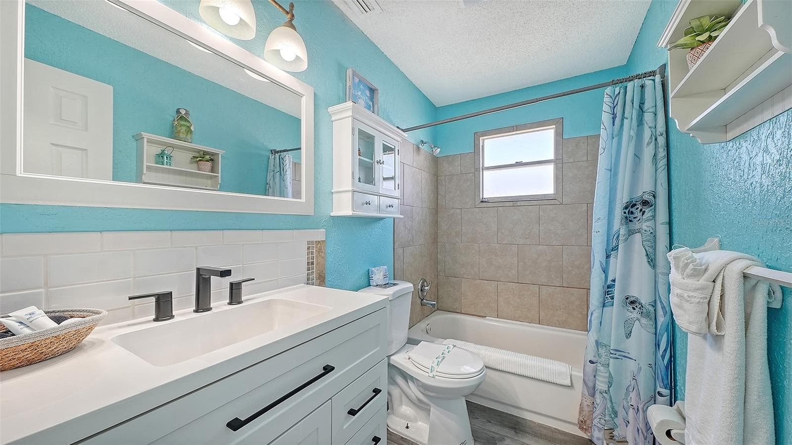 Unit B, Guest Bathroom. - 2514 AVENUE B, BRADENTON BEACH