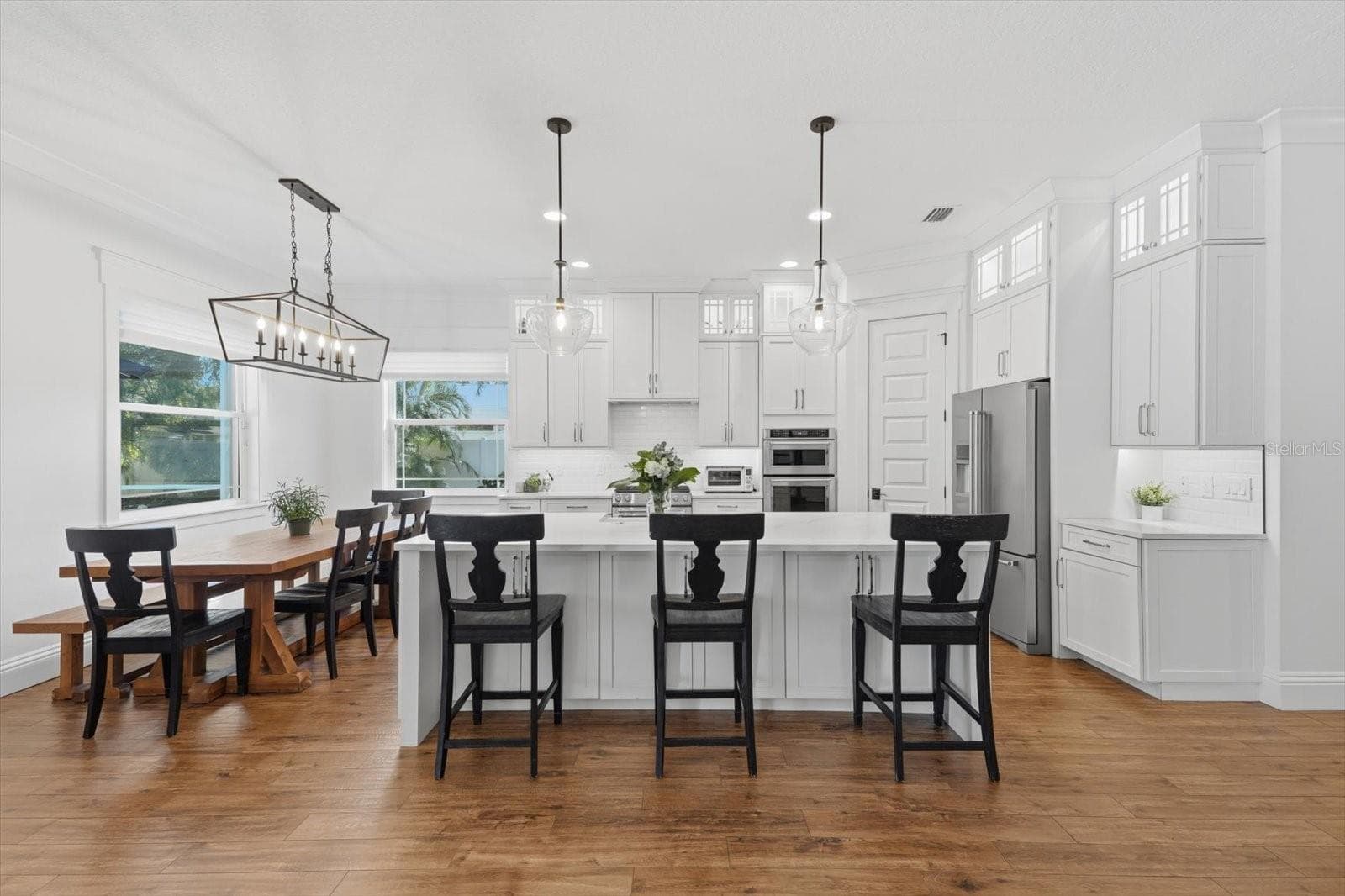 additional seating at island and dining table - 3608 E STERLING CIR, TAMPA