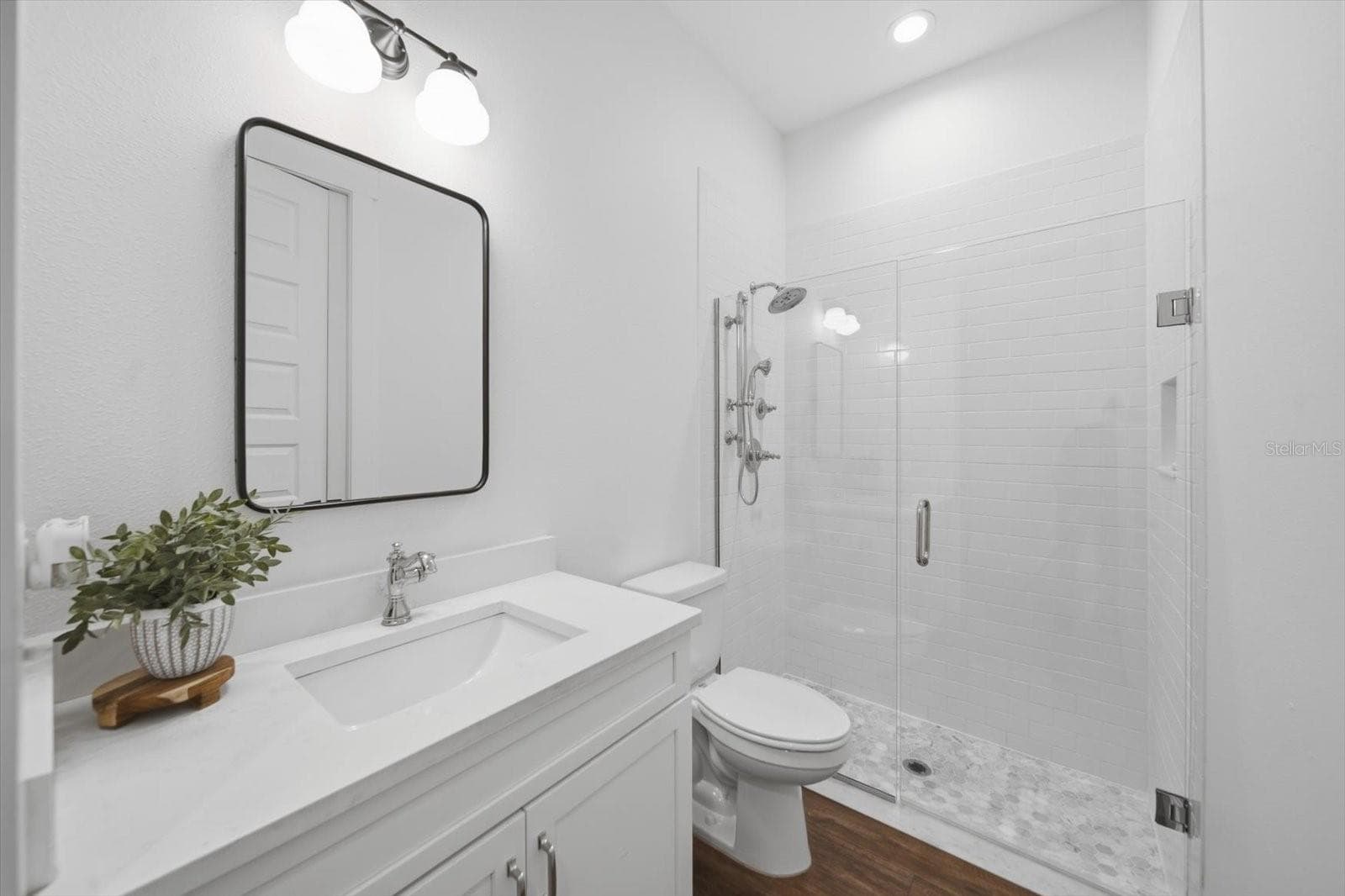 first floor full bath - 3608 E STERLING CIR, TAMPA