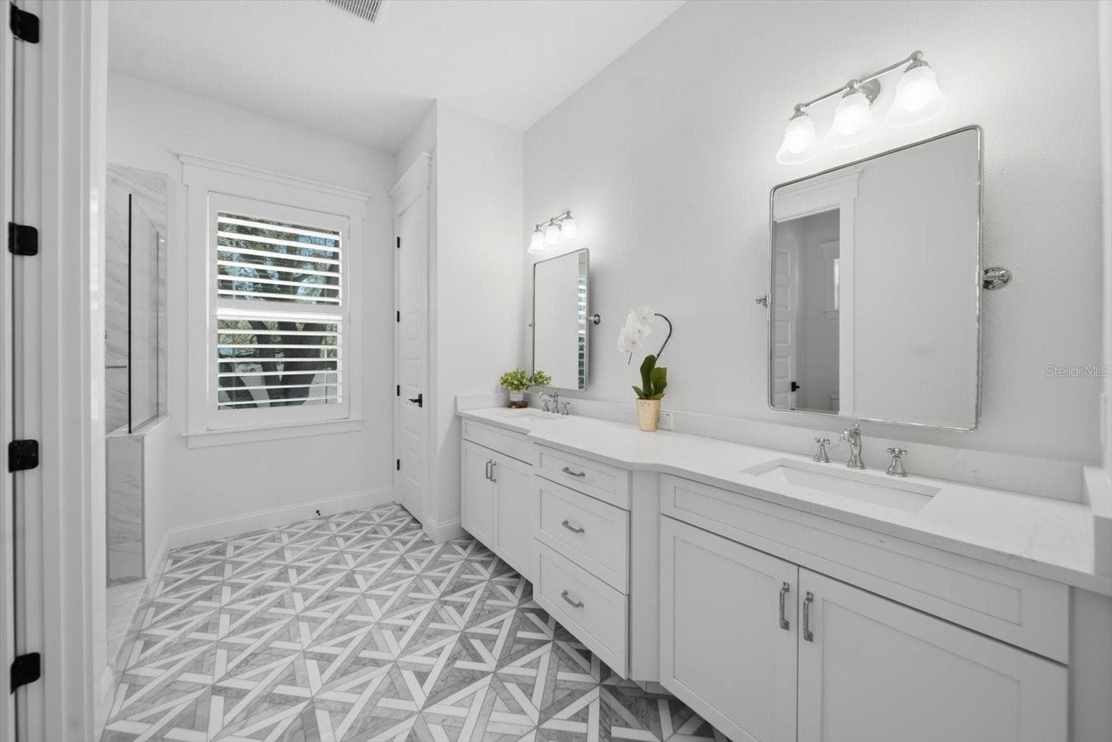 master bath dual vanity marble floors - 3608 E STERLING CIR, TAMPA