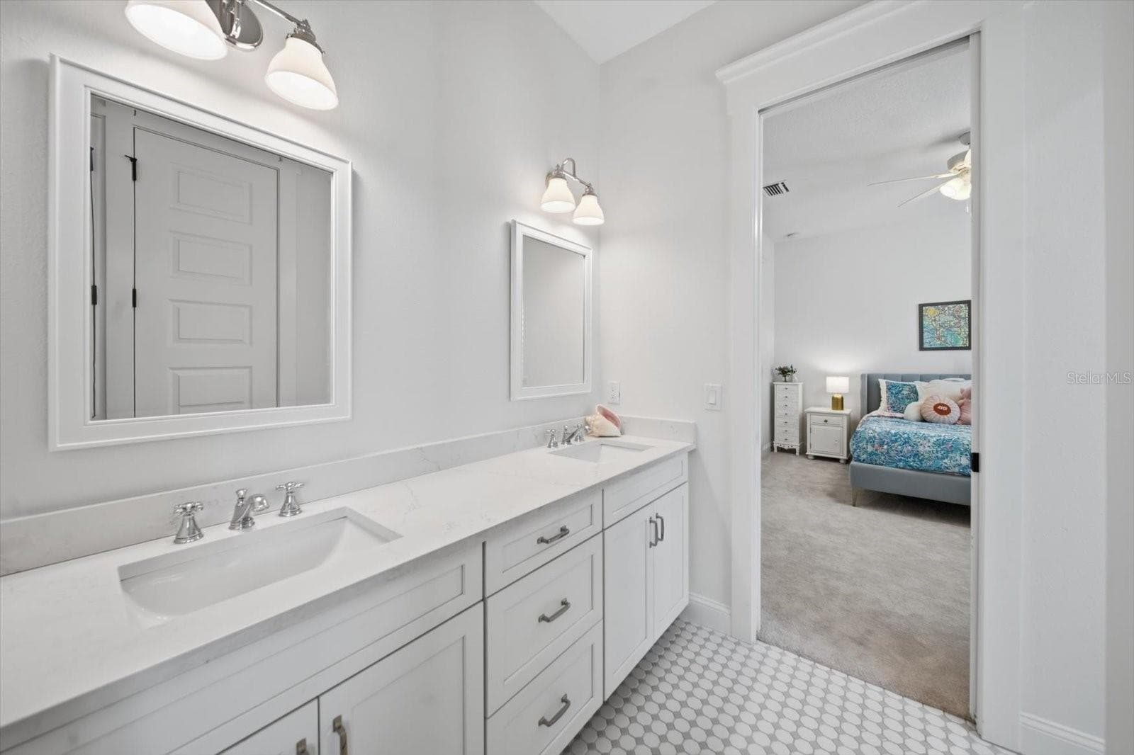 jack-in-jill bath - 3608 E STERLING CIR, TAMPA