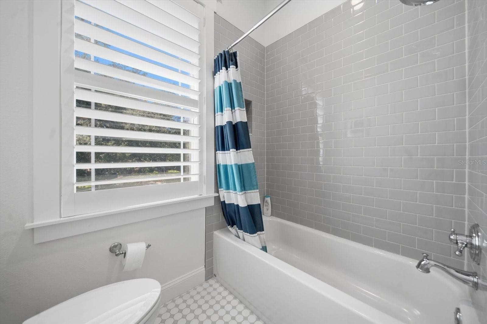 separate tub in jack-in-jill - 3608 E STERLING CIR, TAMPA