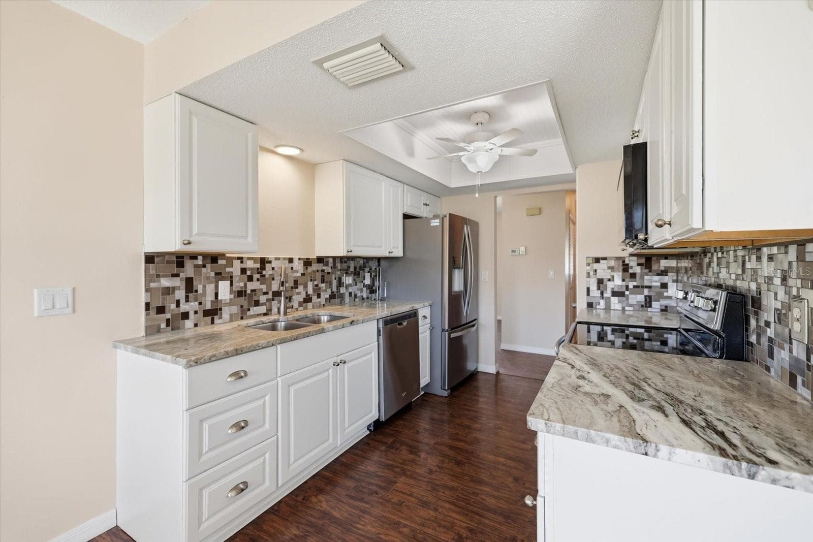 Single Family Residence at 832 S GONDOLA DR, VENICE, photo 16 of 47