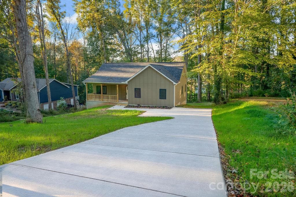 Single Family Residence at 1520 Holly Court NW, Lenoir, photo 2 of 32