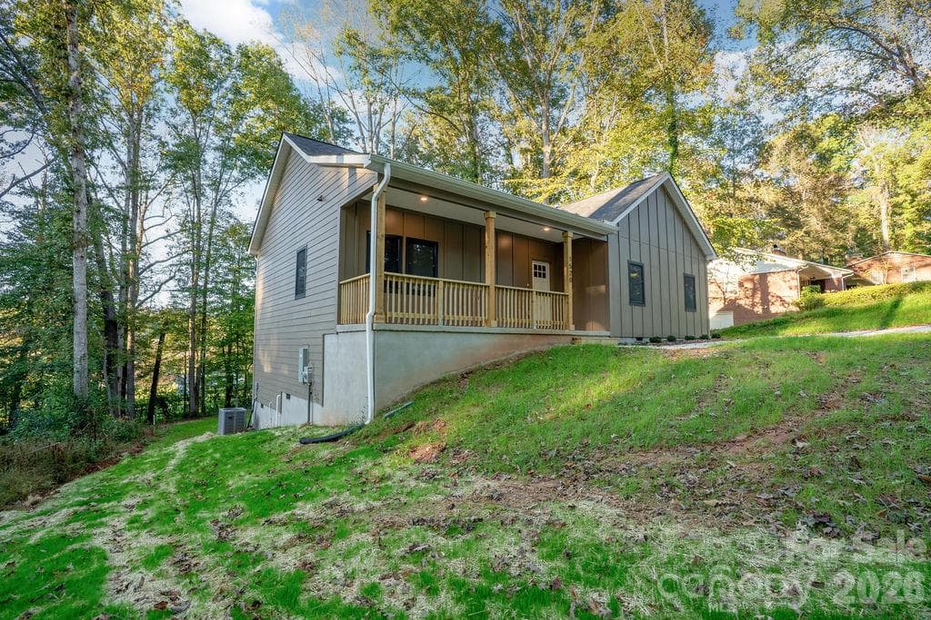Single Family Residence at 1520 Holly Court NW, Lenoir, photo 29 of 32