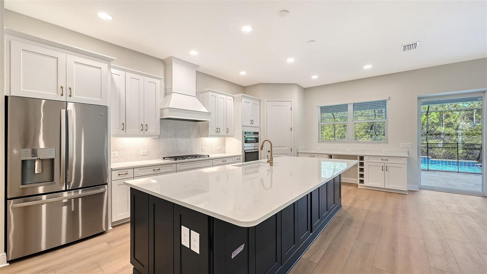 Single Family Residence at 21261 HOLMES CIR, VENICE, photo 4 of 38