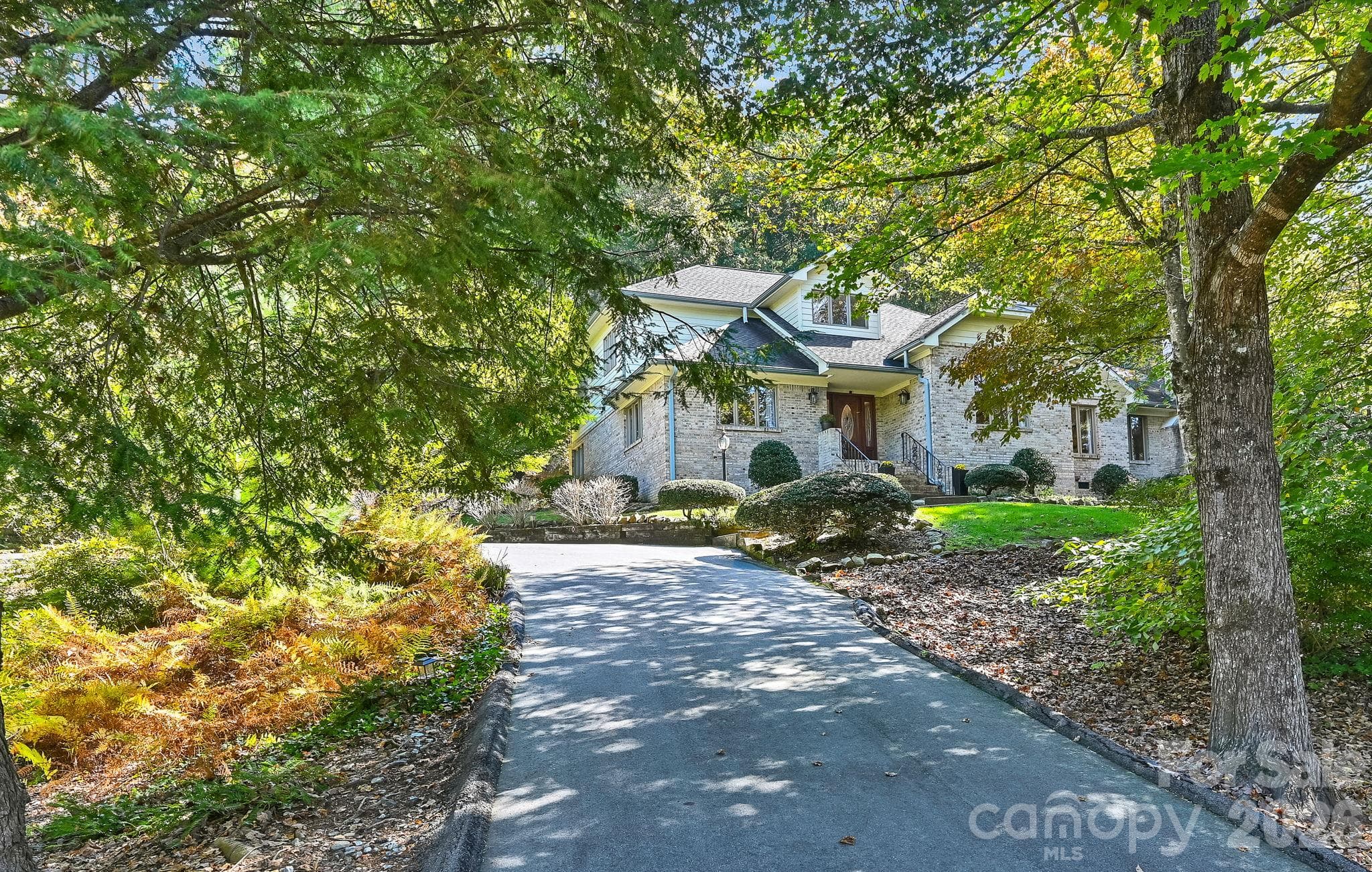 Single Family Residence at 52 Oak Gate Drive, Hendersonville, photo 2 of 42
