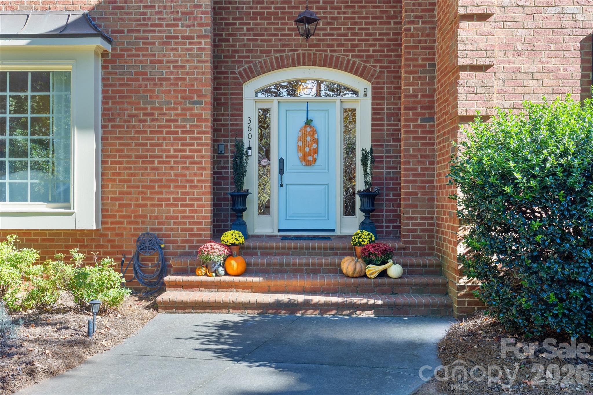 Single Family Residence at 3601 Castellaine Drive, Charlotte, photo 3 of 27