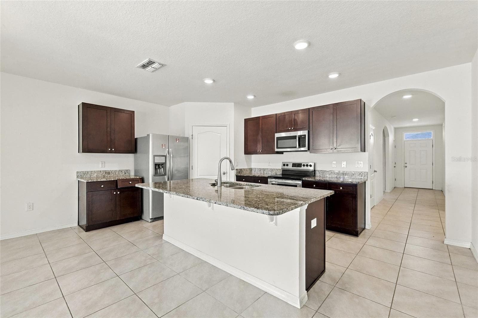 Single Family Residence at 3132 COUNTRY CLUB CIR, WINTER HAVEN, photo 6 of 31