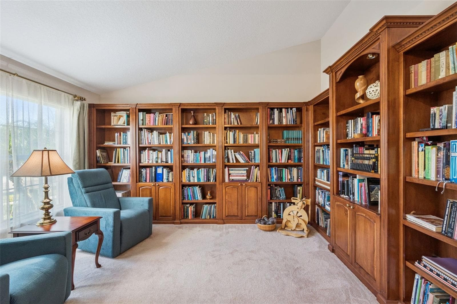 Custom Built in book shelves in formal living room! - 13624 BLUEWATER CIR, ORLANDO