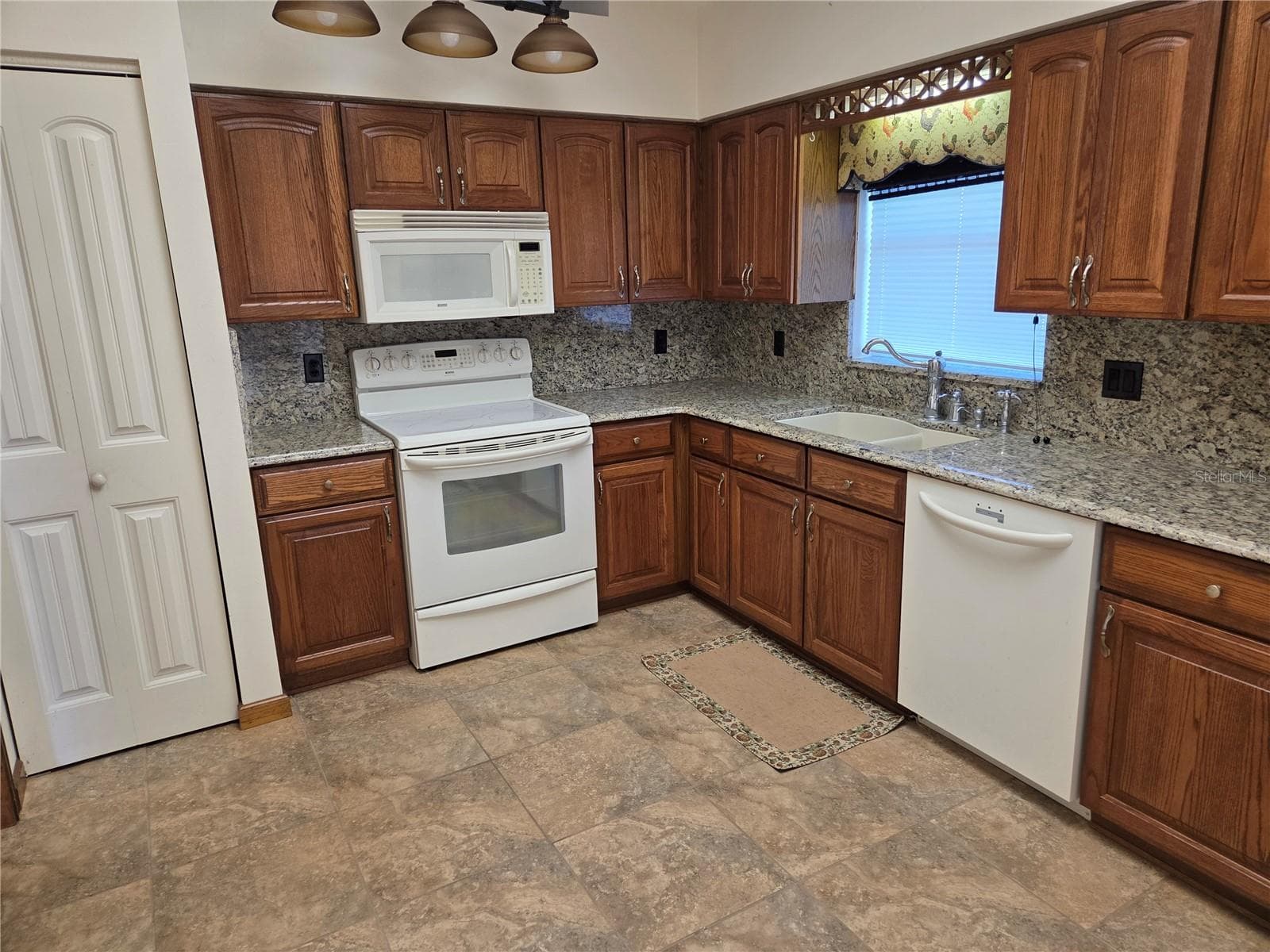 Single Family Residence at 970 CR 467, LAKE PANASOFFKEE, photo 14 of 32