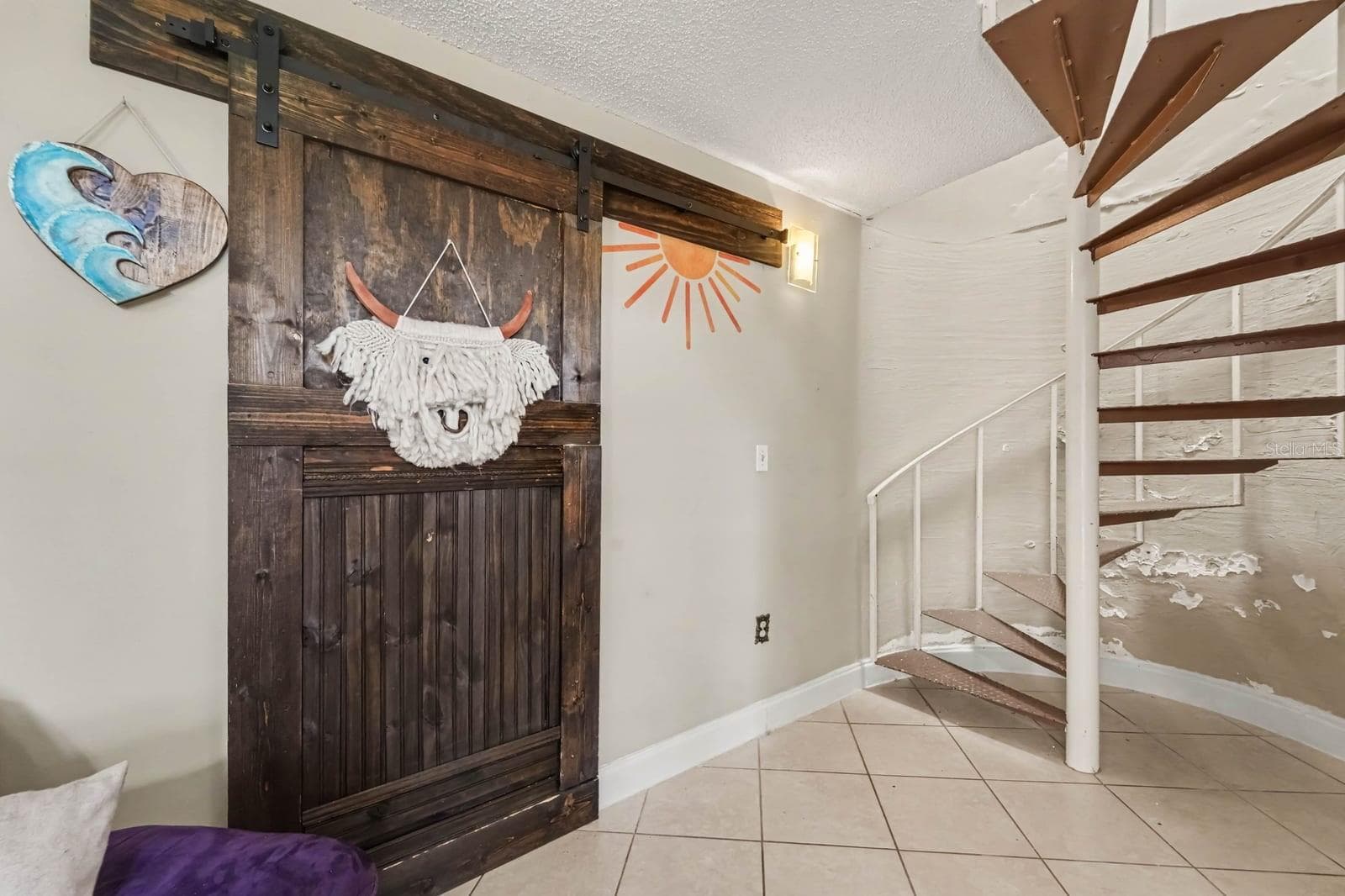 Open Concept Entry with Spiral Staircase & Artistic Barn Door - 1055 ENCOURTE GREEN, APOPKA
