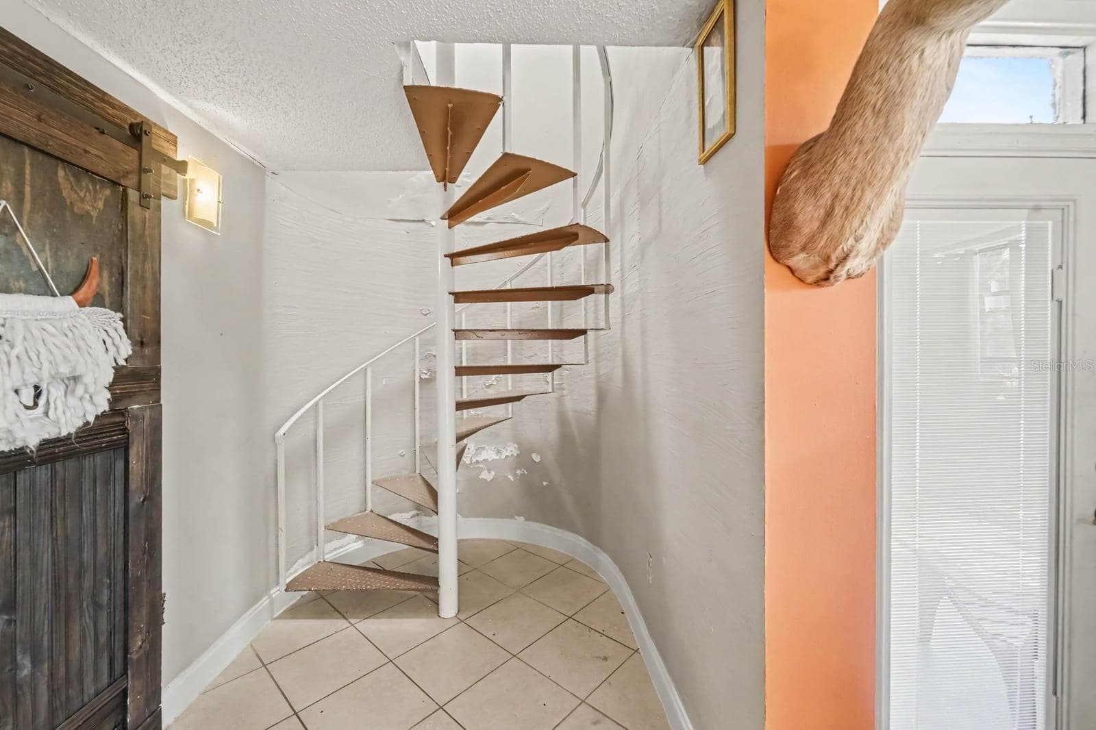 Floating Spiral Staircase with Modern White Rail & Wood Steps - 1055 ENCOURTE GREEN, APOPKA