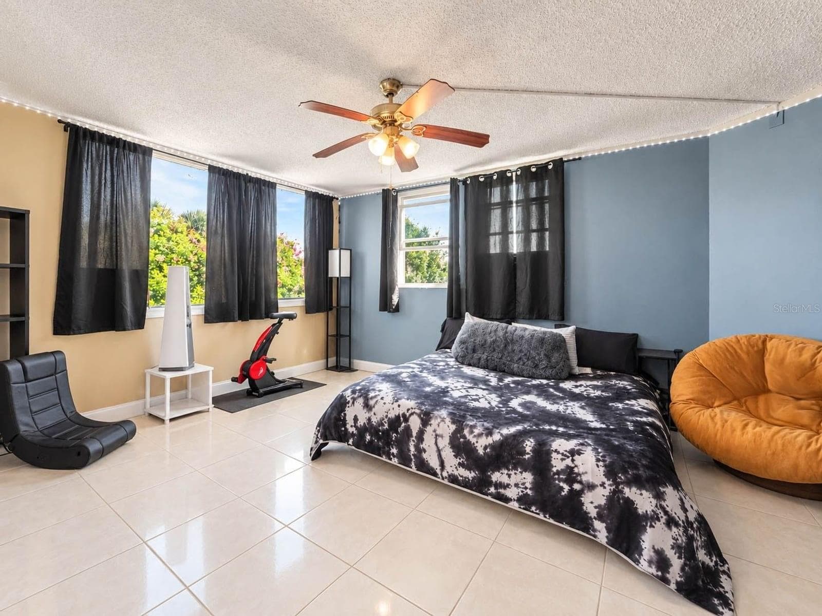 Bright Master Suite with Multi-Tone Walls, Ceiling Fan & Ample Windows - 1055 ENCOURTE GREEN, APOPKA