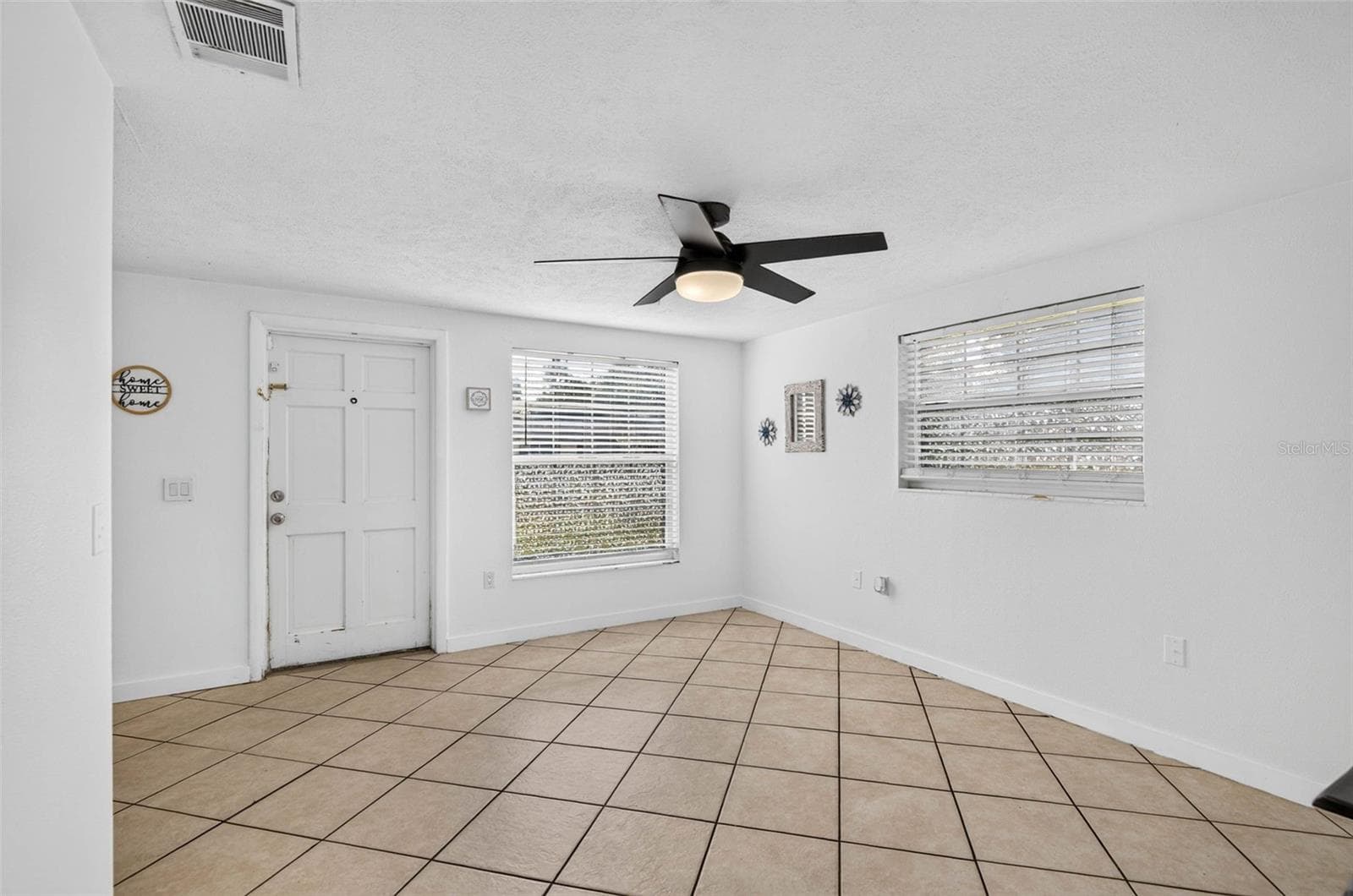 LIVING ROOM - 39209 6TH AVE, ZEPHYRHILLS