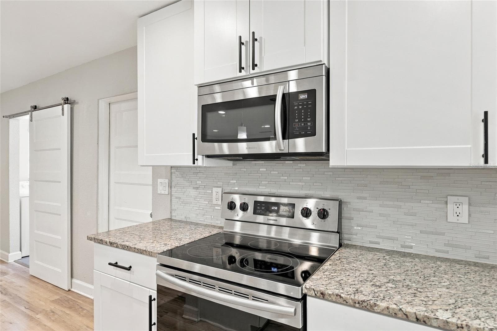 Range Microwave - 6821 ANCHOR WAY, SARASOTA