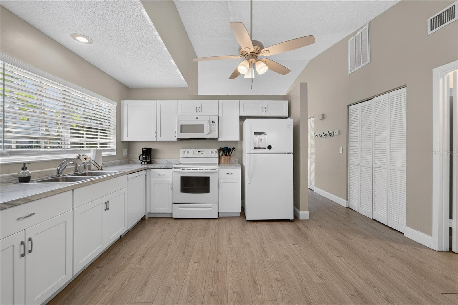 Villa at 16216 RAMBLING VINE DR W, TAMPA, photo 10 of 54