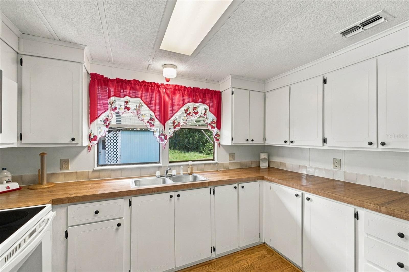 Manufactured Home at 39353 SYCAMORE LN, ZEPHYRHILLS, photo 16 of 32