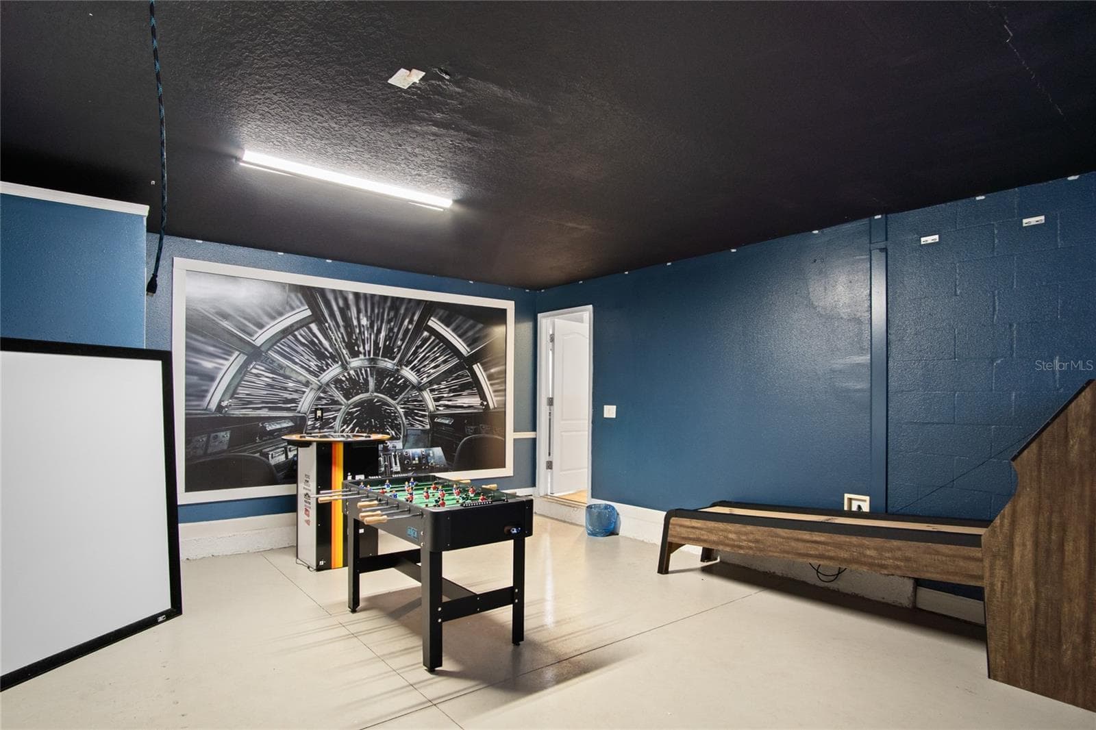 Down time from the community pool or theme parks can be in the personal game room in the converted garage. - 1464 MOON VALLEY DR, DAVENPORT