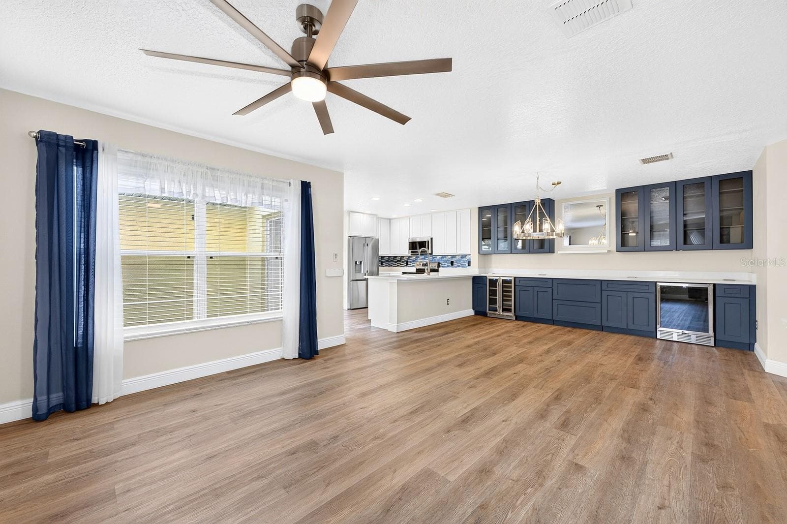 Enjoy a seamless flow between the Living Room, Dining Room and Kitchen. - 13028 AUBURN COVE LN, ORLANDO