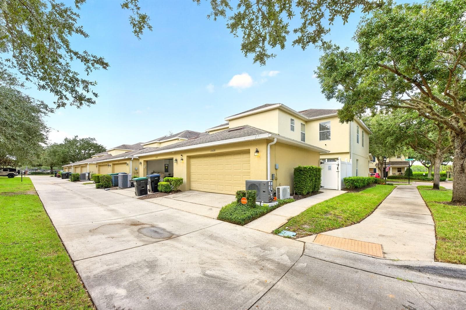 The TWO-CAR GARAGE adds valuable convenience, and a portion has been transformed into a SOUNDPROOF STUDIO OR OFFICE with its own AC unit, recessed lighting and electrical. - 13028 AUBURN COVE LN, ORLANDO