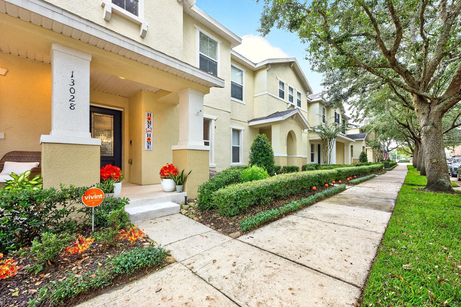 A PEACEFUL, TREE-LINED STREET, stylish modern upgrades and an unbeatable location all come together beautifully for this home. - 13028 AUBURN COVE LN, ORLANDO