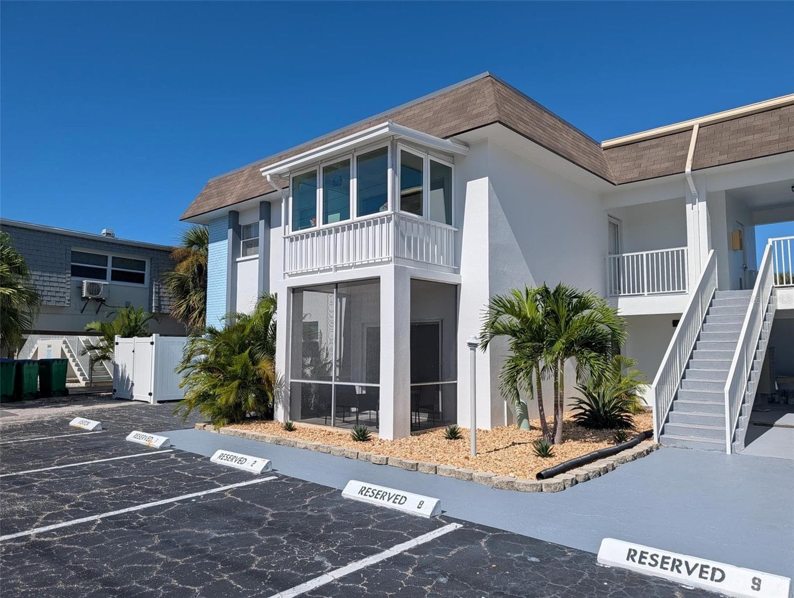 New paint - 184 117TH AVE #2, TREASURE ISLAND