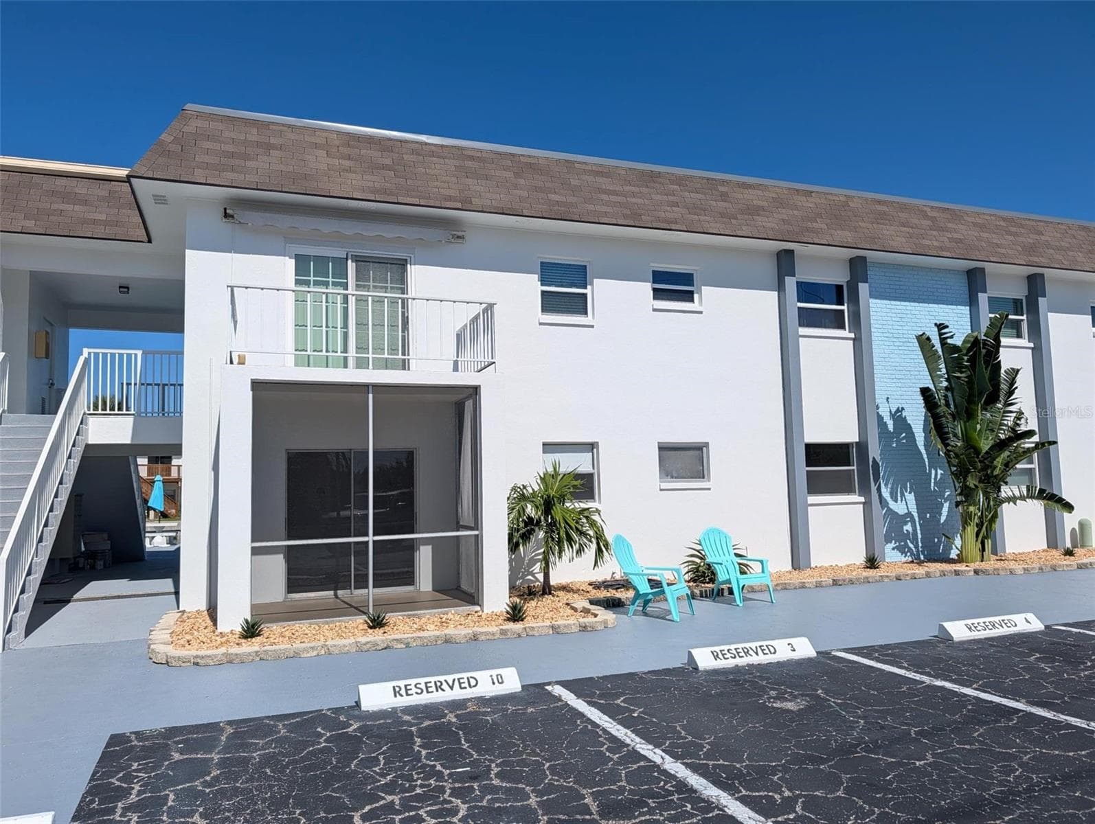 New paint - 184 117TH AVE #2, TREASURE ISLAND