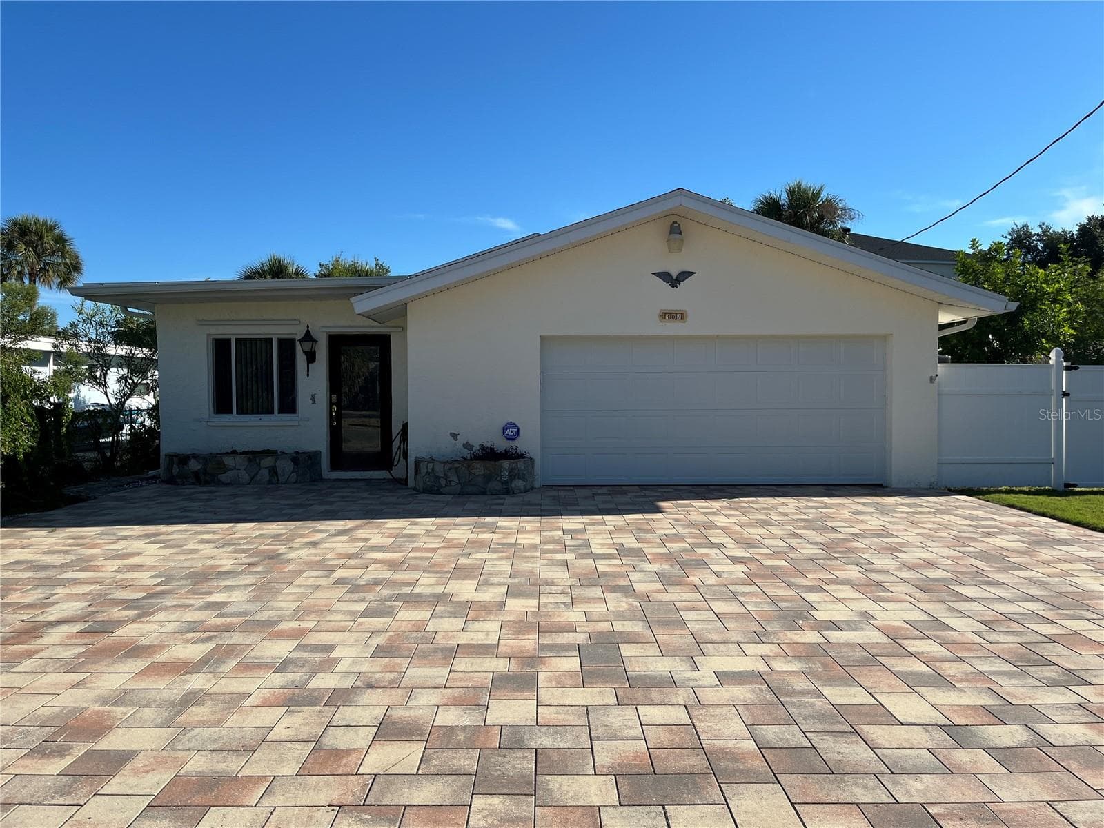 307 LA HACIENDA DR