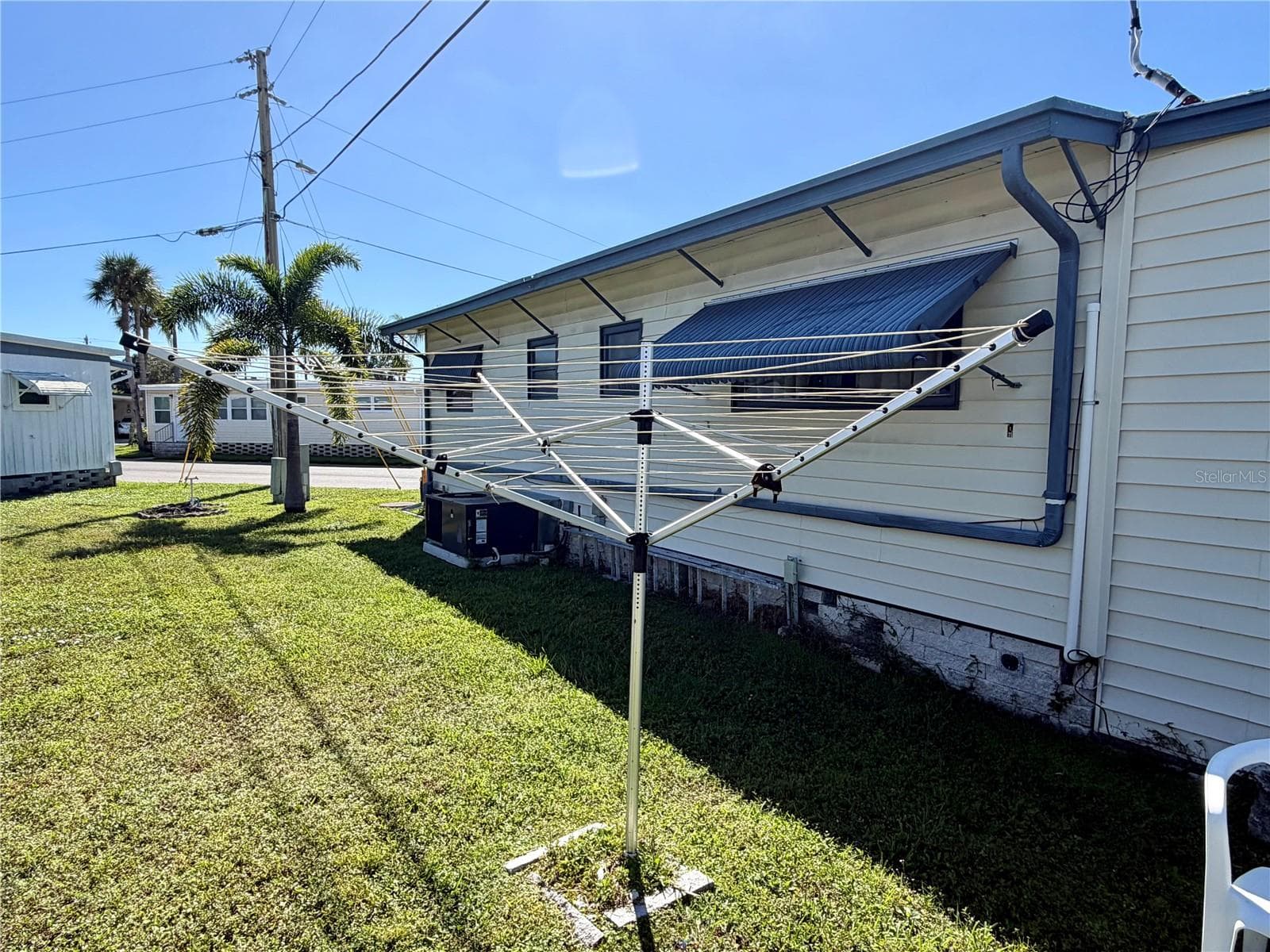 Clothes line if you should want to hand your clothes to dry - 34085 ALAMANDA DR N, PINELLAS PARK