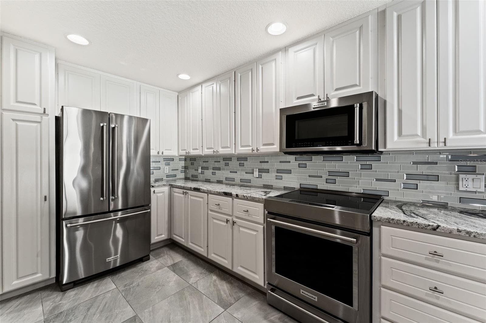Coordinating backsplash - 5389 CAMBIAGO ST, SARASOTA