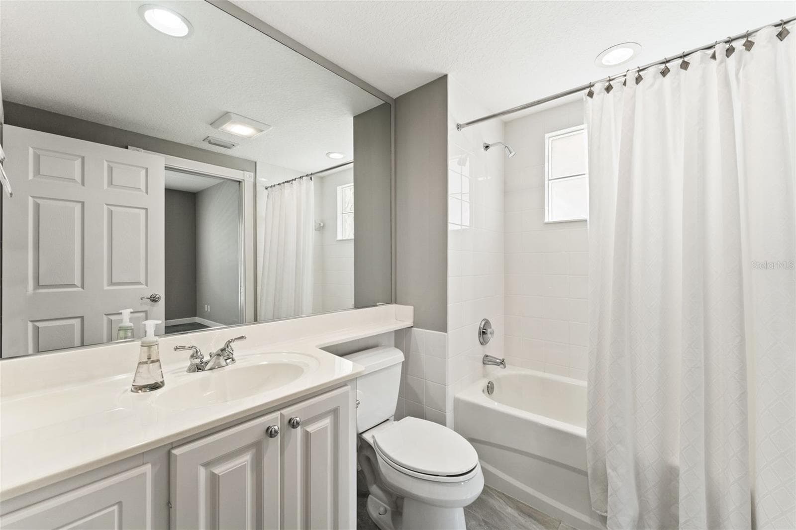 White cabinets - 5389 CAMBIAGO ST, SARASOTA
