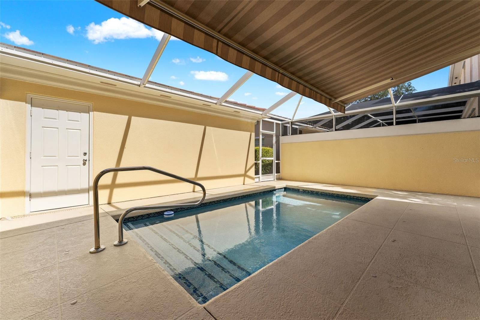 Electric retractable awing - 5389 CAMBIAGO ST, SARASOTA