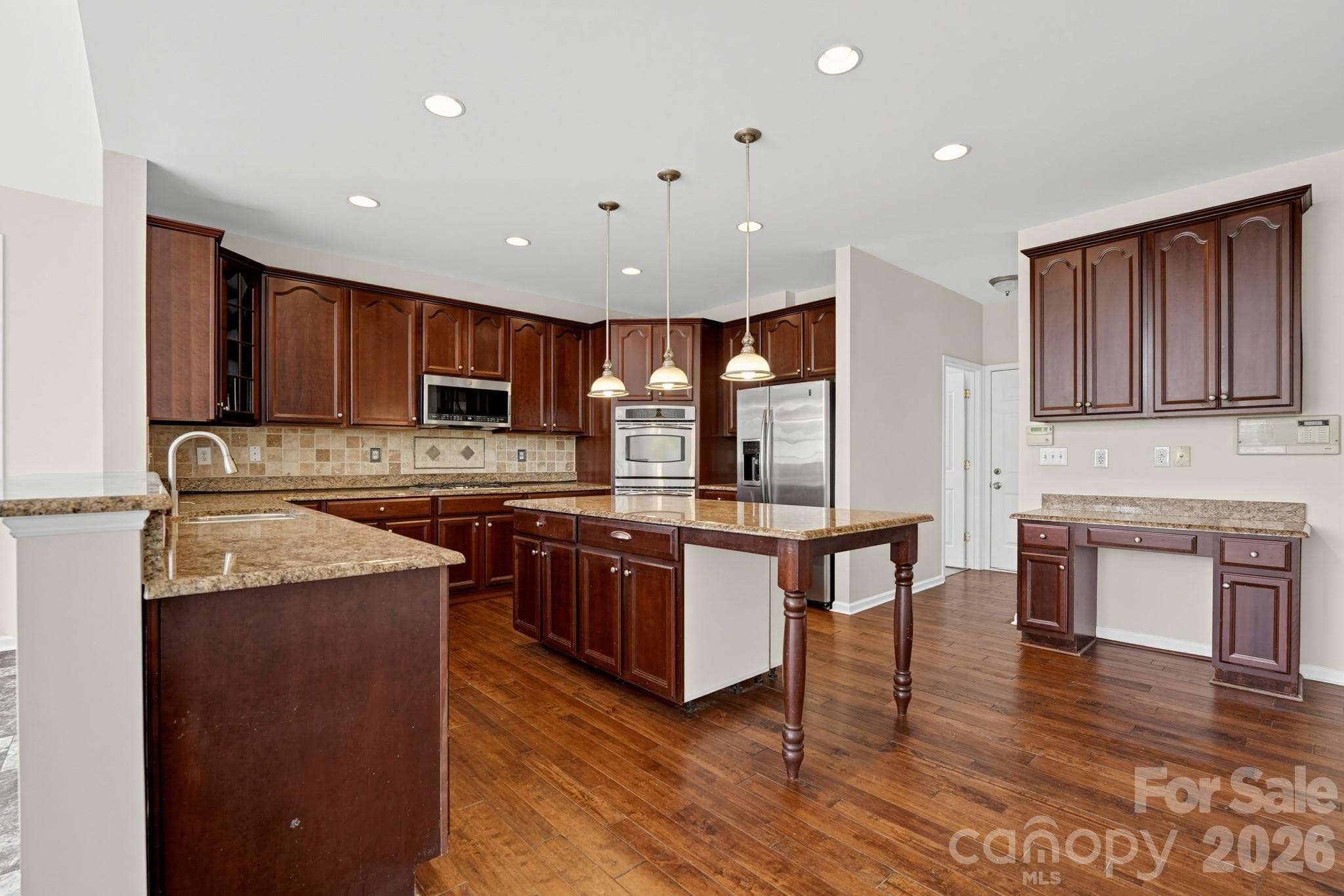 Single Family Residence at 7703 Pleasant Valley Drive, Harris, photo 7 of 30