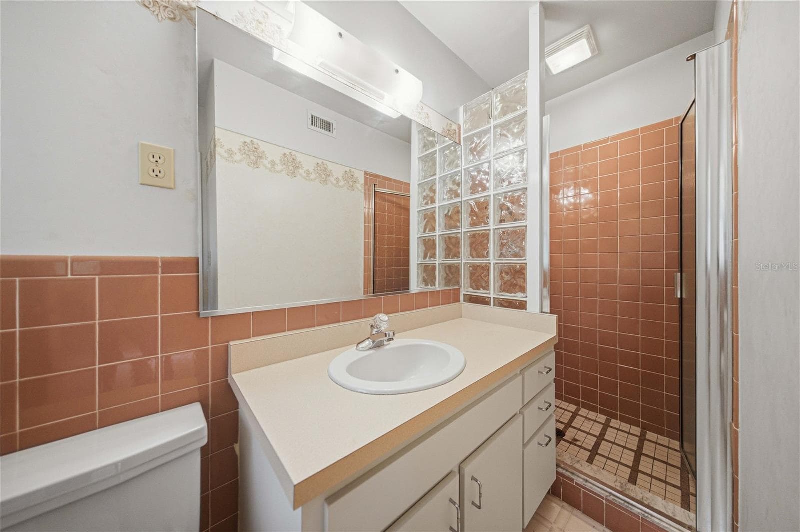 Bedroom 2 ensuite - 1324 SE 33RD TER, OCALA