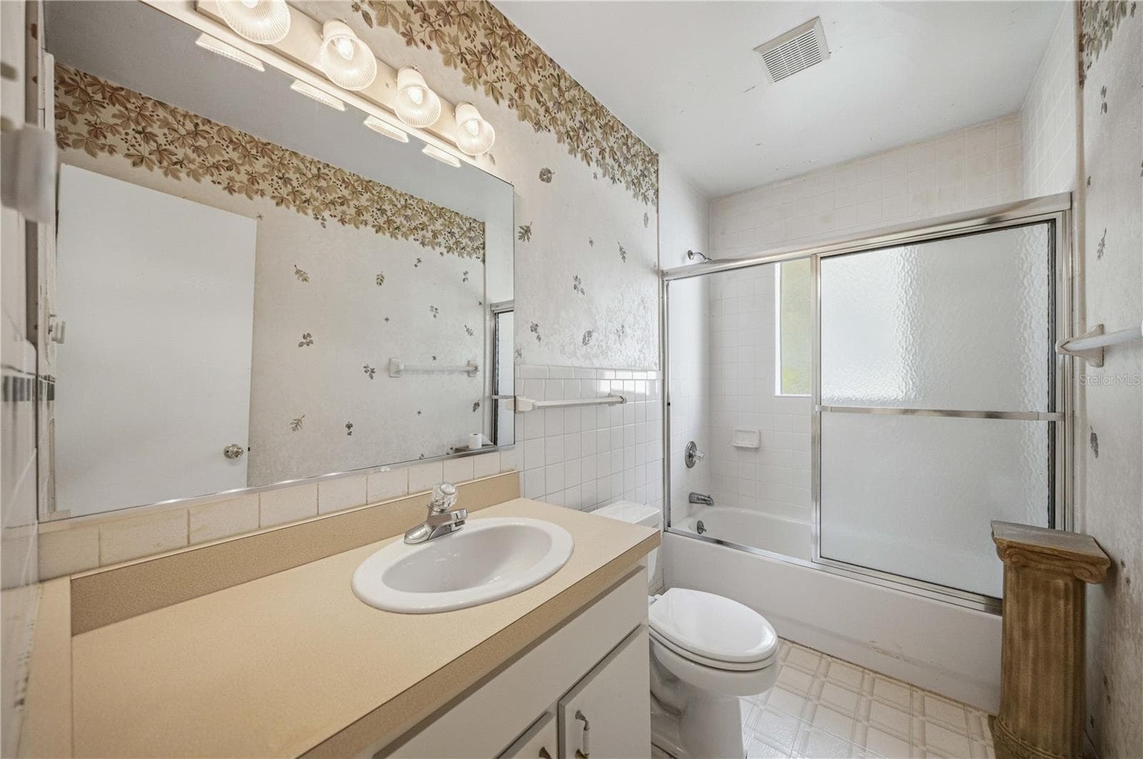 Guest Bathroom - 1324 SE 33RD TER, OCALA
