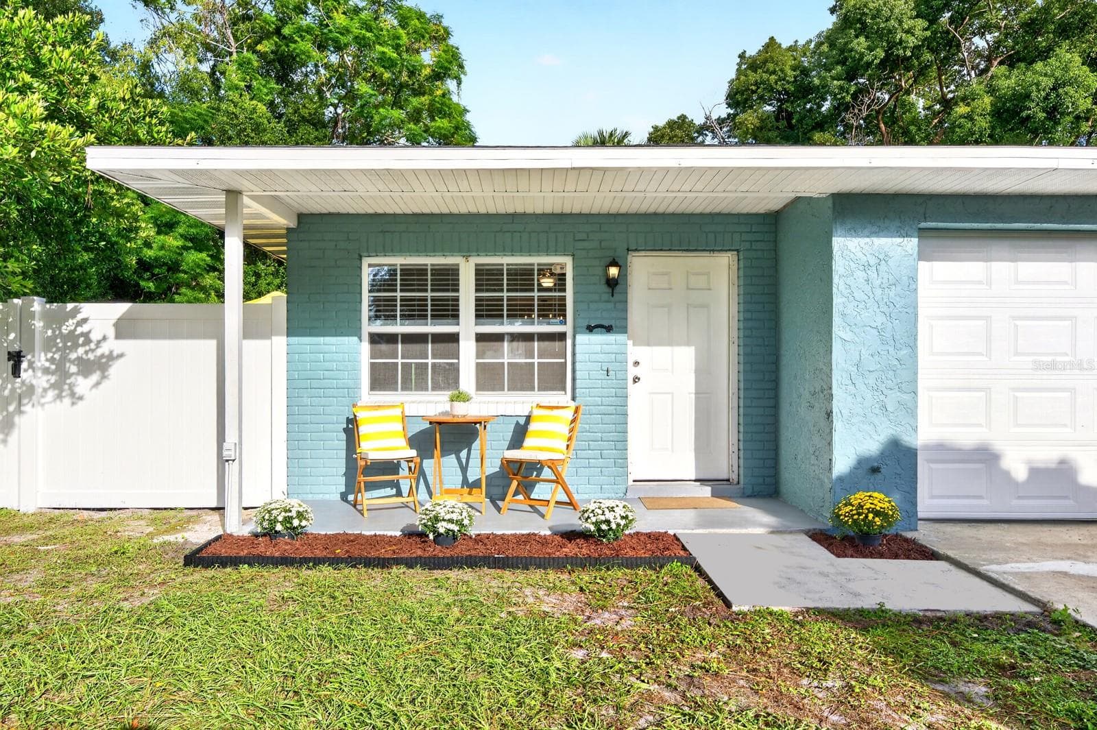 A charming covered front porch to enjoy the beautiful Florida weather! - 543 HIBISCUS WAY #9C, ORLANDO