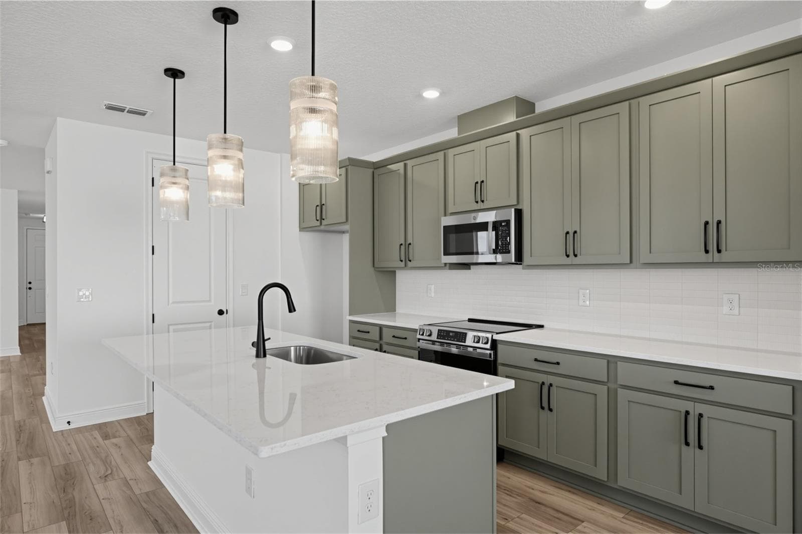 Single Family Residence at 30139 EMERALD FOREST DR, MOUNT DORA, photo 8 of 26