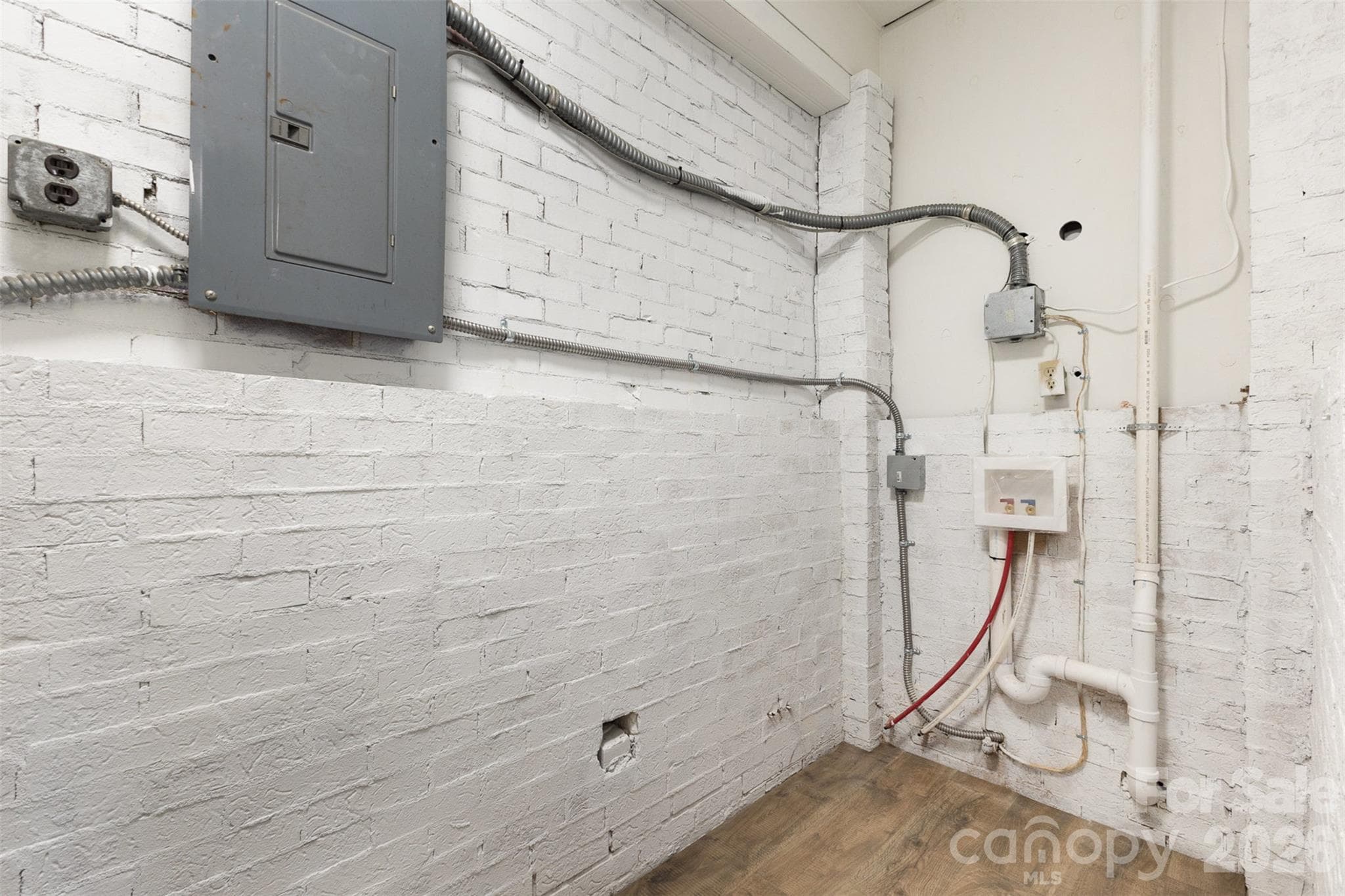 Laundry/utility connection area - 1948 Marett Boulevard, Rock Hill