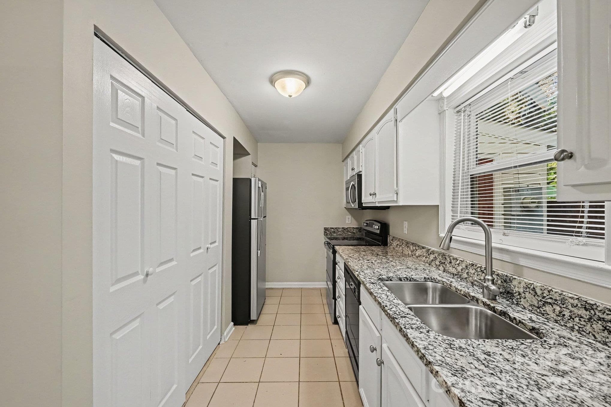 Condominium at 11059 Hunter Trail Lane, Charlotte, photo 7 of 18