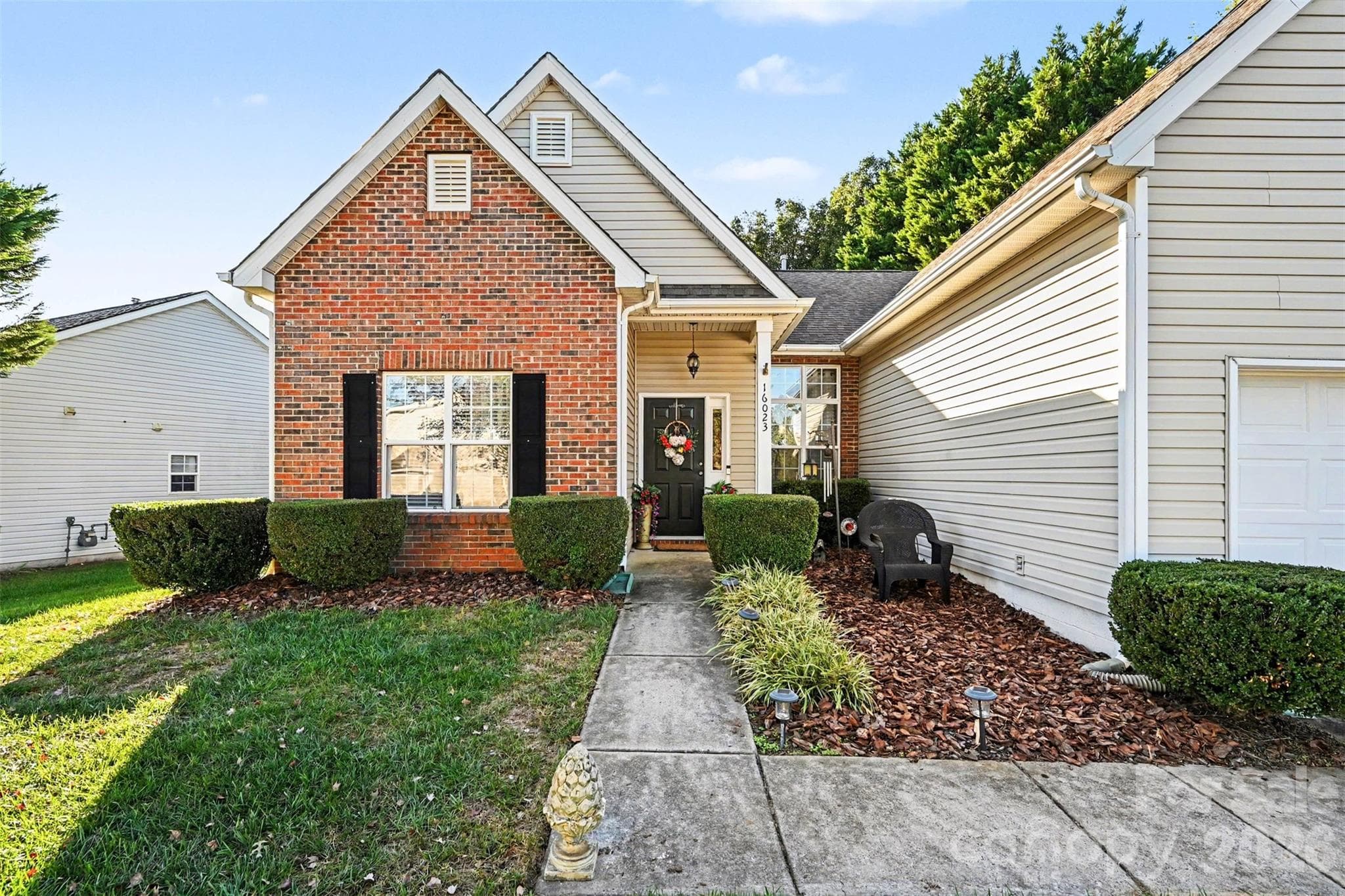 Single Family Residence at 16023 Circlegreen Drive, Charlotte, photo 3 of 28