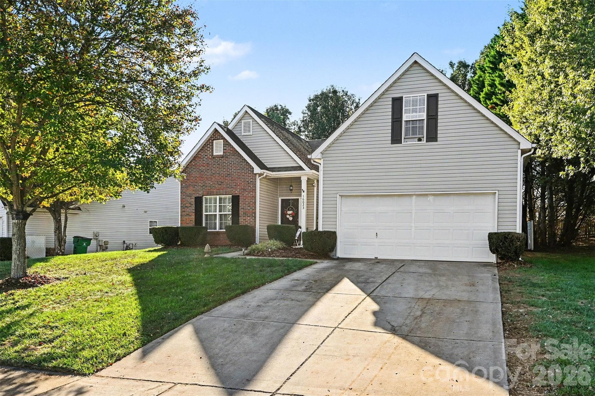 Single Family Residence at 16023 Circlegreen Drive, Charlotte, photo 4 of 28