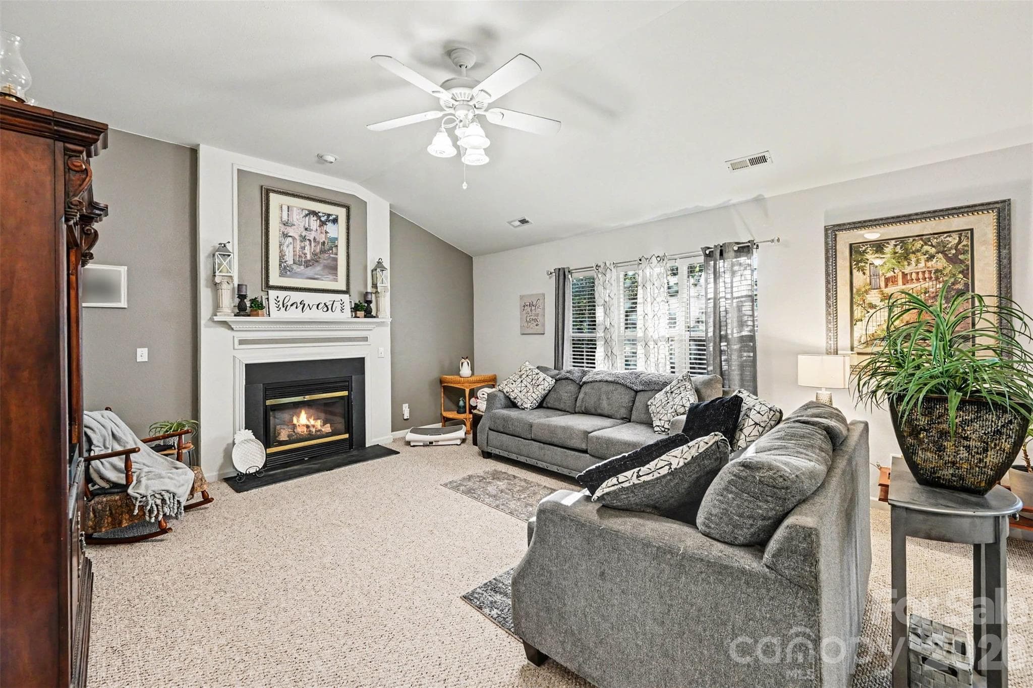 Single Family Residence at 16023 Circlegreen Drive, Charlotte, photo 6 of 28