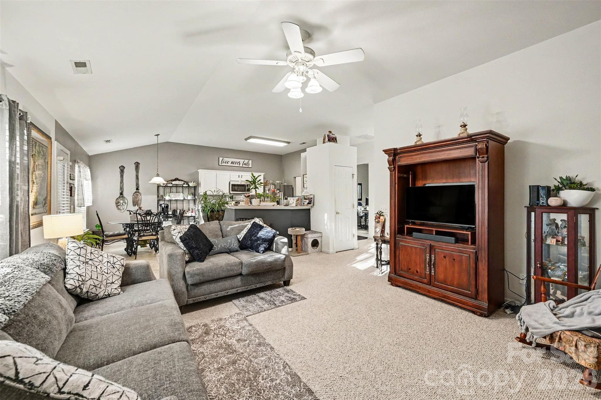 Single Family Residence at 16023 Circlegreen Drive, Charlotte, photo 7 of 28