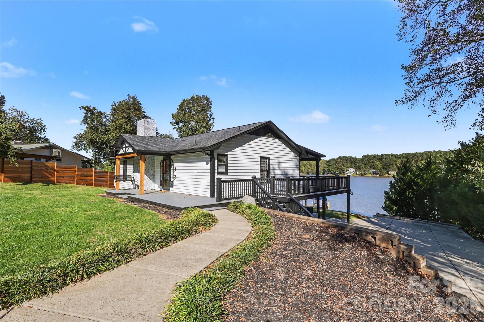 3121 Lakeside Circle