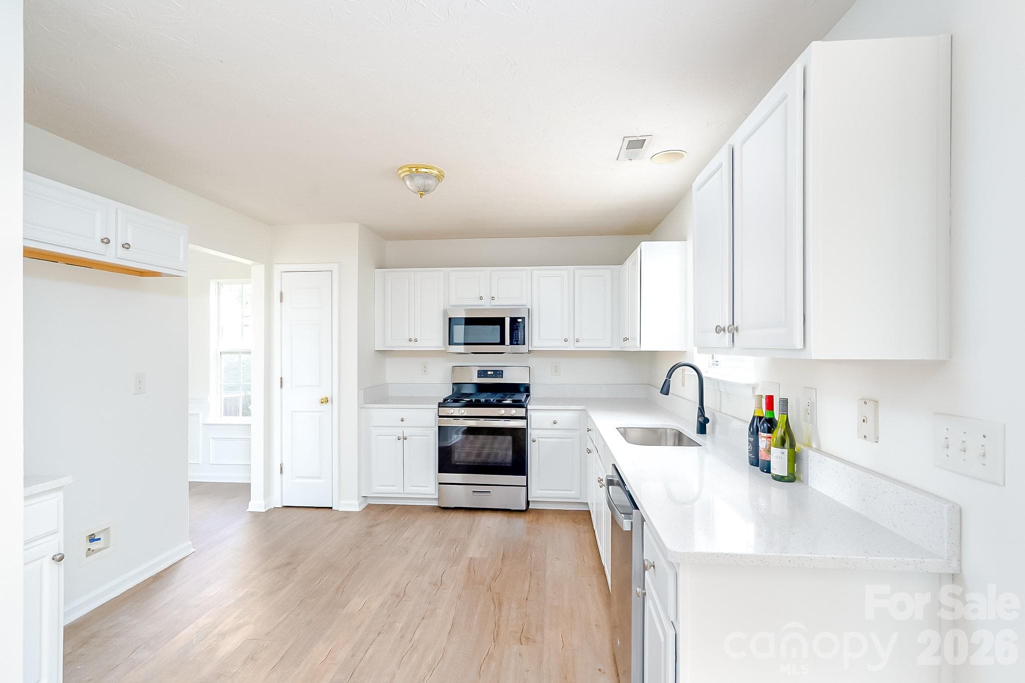 Single Family Residence at 5124 Eagle Creek Drive, Charlotte, photo 5 of 42