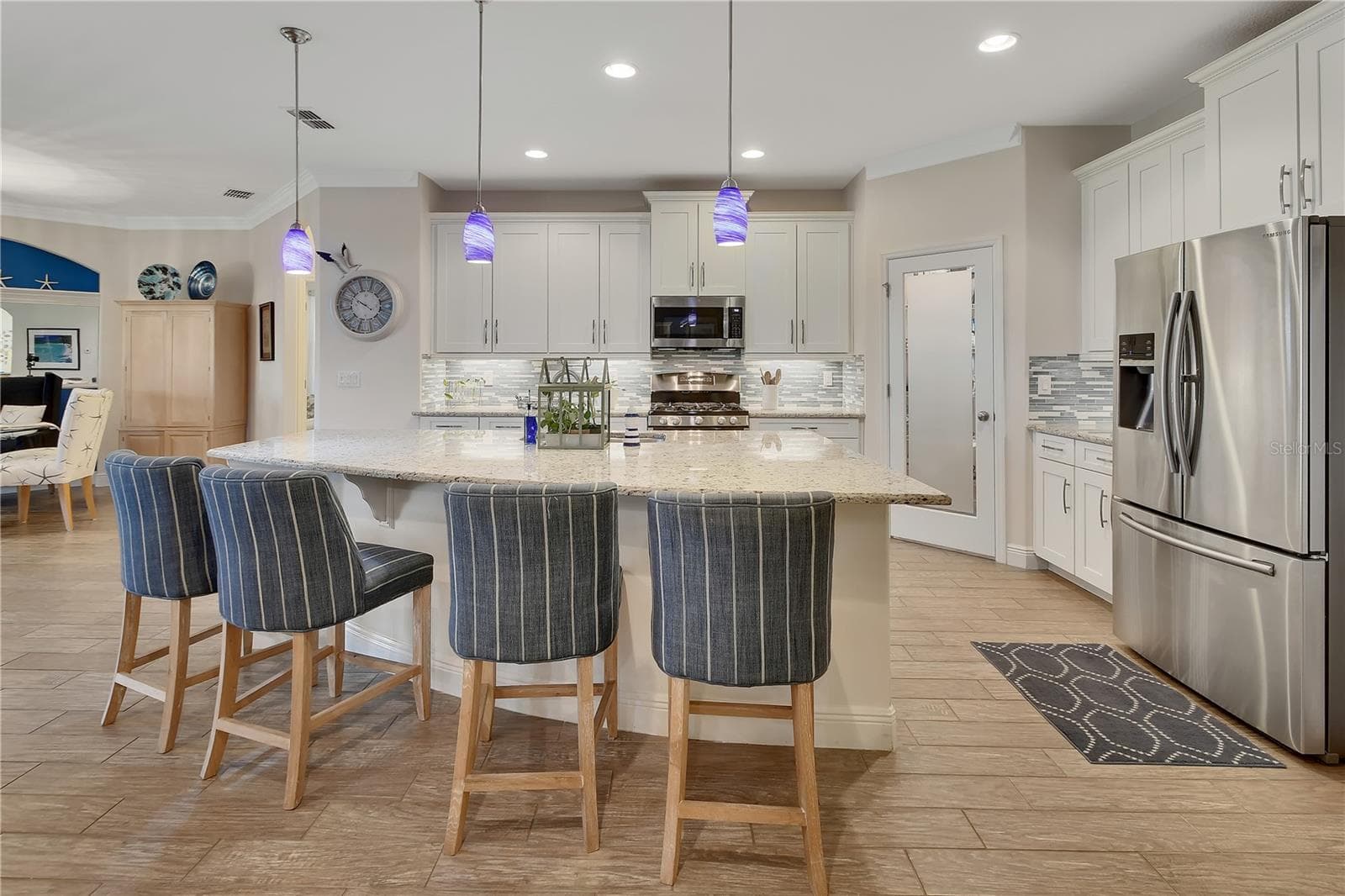 Kitchen with curved island - 126 MYRTLEBERRY LN, DELAND